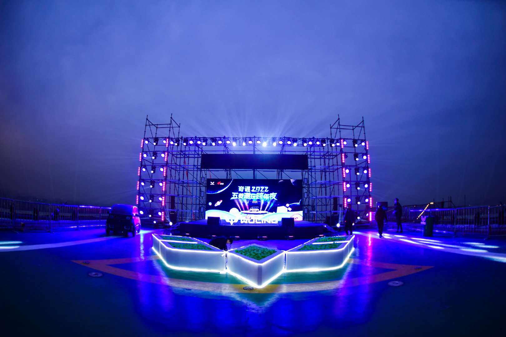 潮玩电竞海报模板(图1)